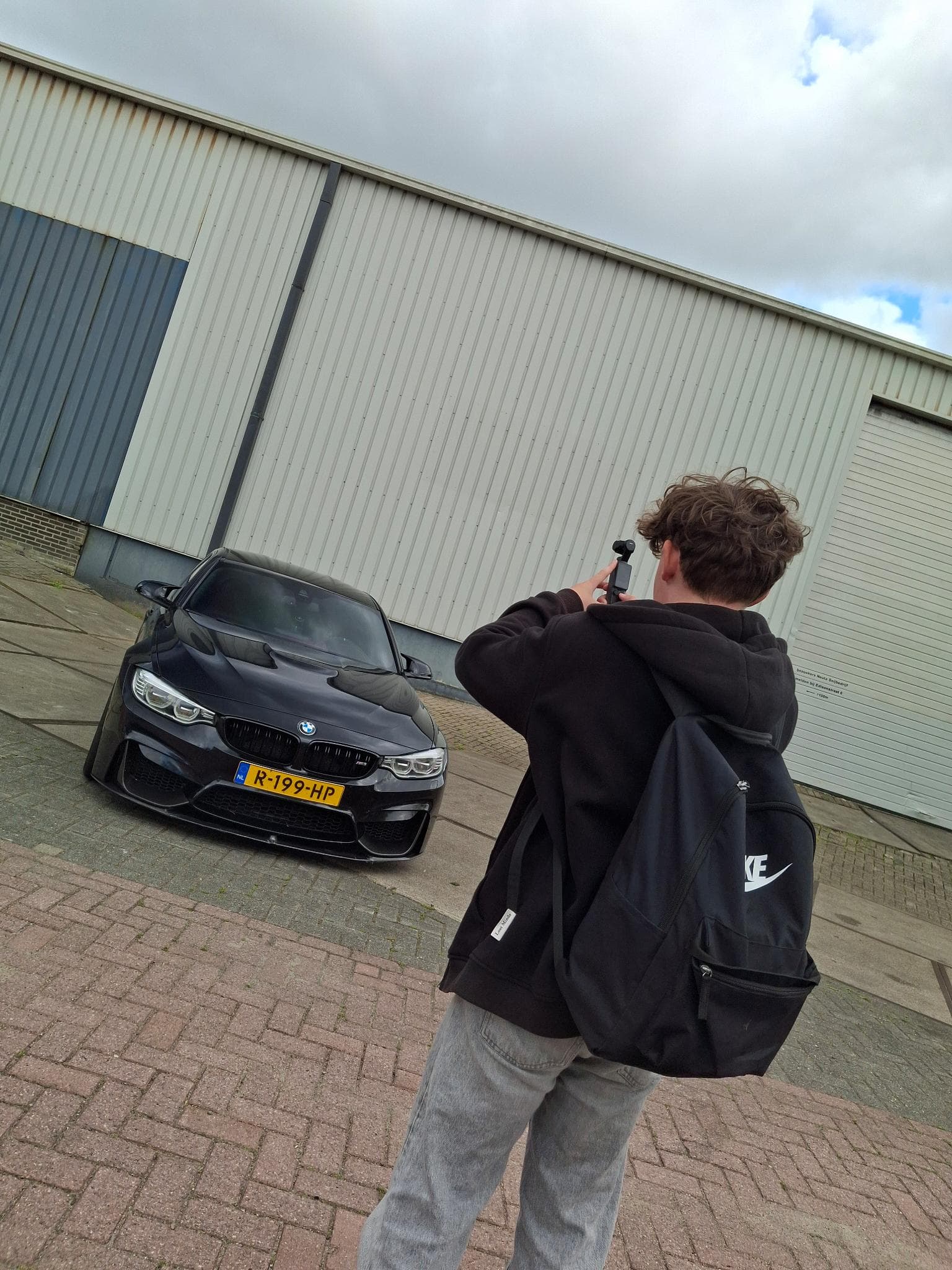 Team van Noah Visuals in gesprek tijdens een productie